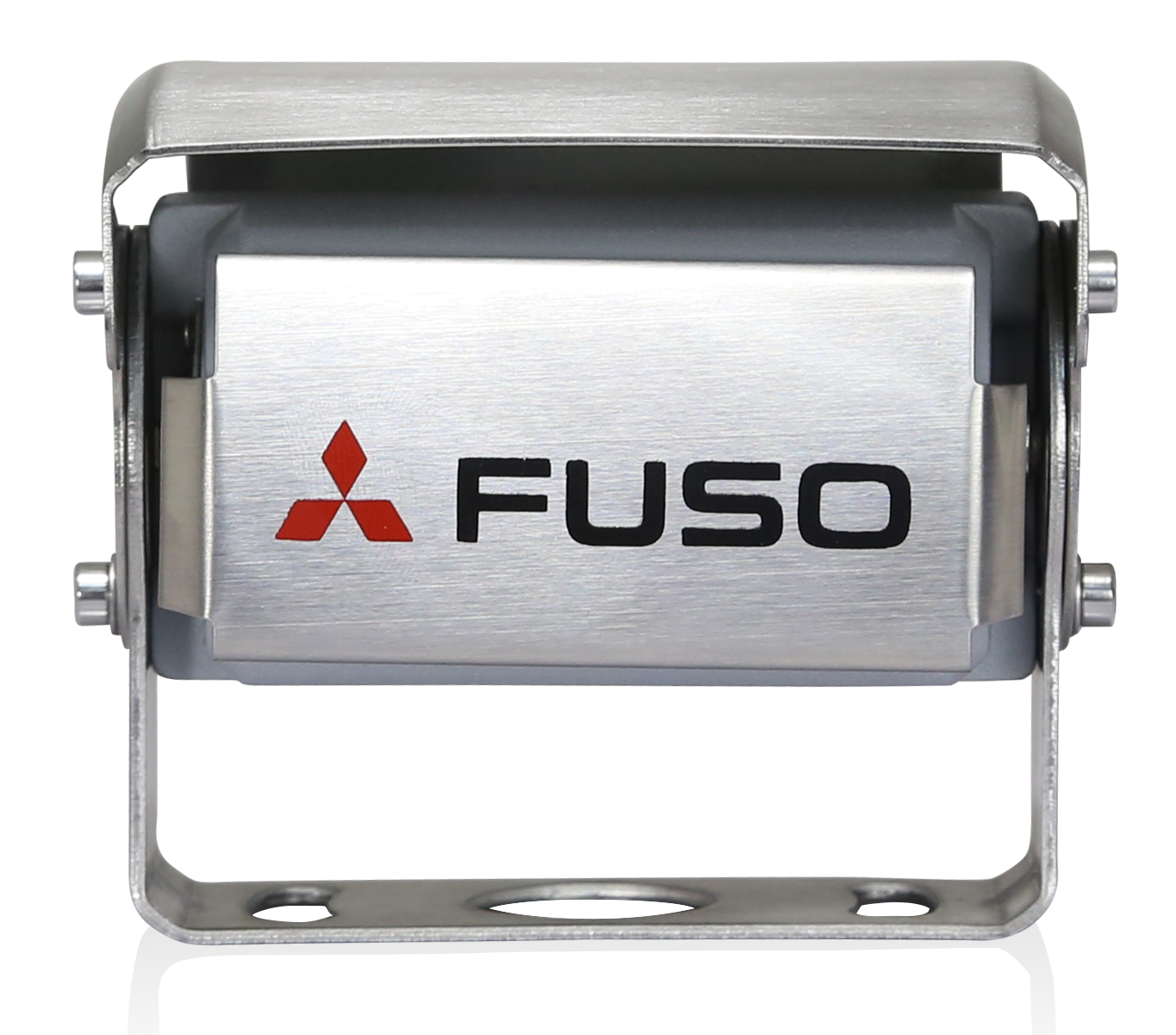 Die FUSO Rückfahrkamera ist ein leistungsfähiges Produkt, das die Vorteile bester Sicht und höchster Sicherheit vereint. Sie verfügt über ein integriertes Mikrofon, das für eine verbesserte Wahrnehmung des Bereichs hinter dem Fahrzeug sorgt. Bei Dunkelheit wird die Displayfarbe automatisch geändert, um dem Fahrer eine optimale Sicht zu ermöglichen. Das System kann mit 12 und 24 V betrieben werden und erfüllt strengste FUSO Prüf-anforderungen. Die Kamera ist wasserdicht gemäß IP69K. Das Display besitzt eine Auflösung von 800x480x3 (RGB).