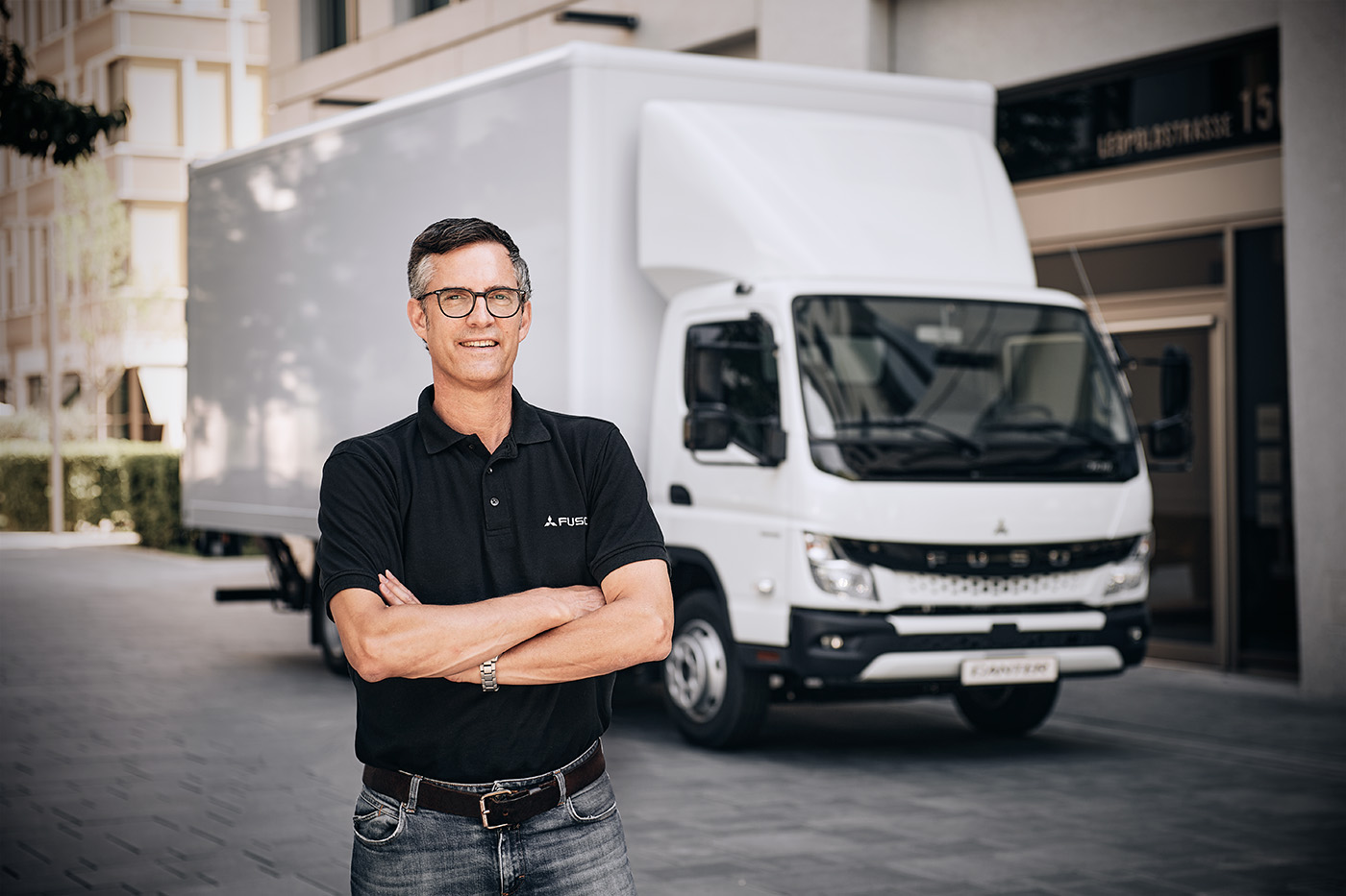 Mit FUSO Europe bekamen die Marke und der Canter vor rund 20 Jahren als Teil von Daimler Trucks eine neue Vertriebsorganisation in Deutschland. Erk Roennefarth, heute Leiter Marketing & Produktmanagement Europa, ist seit damals dabei – und kennt sich aus mit Exoten, Pionierarbeit und Canter-Liebe.