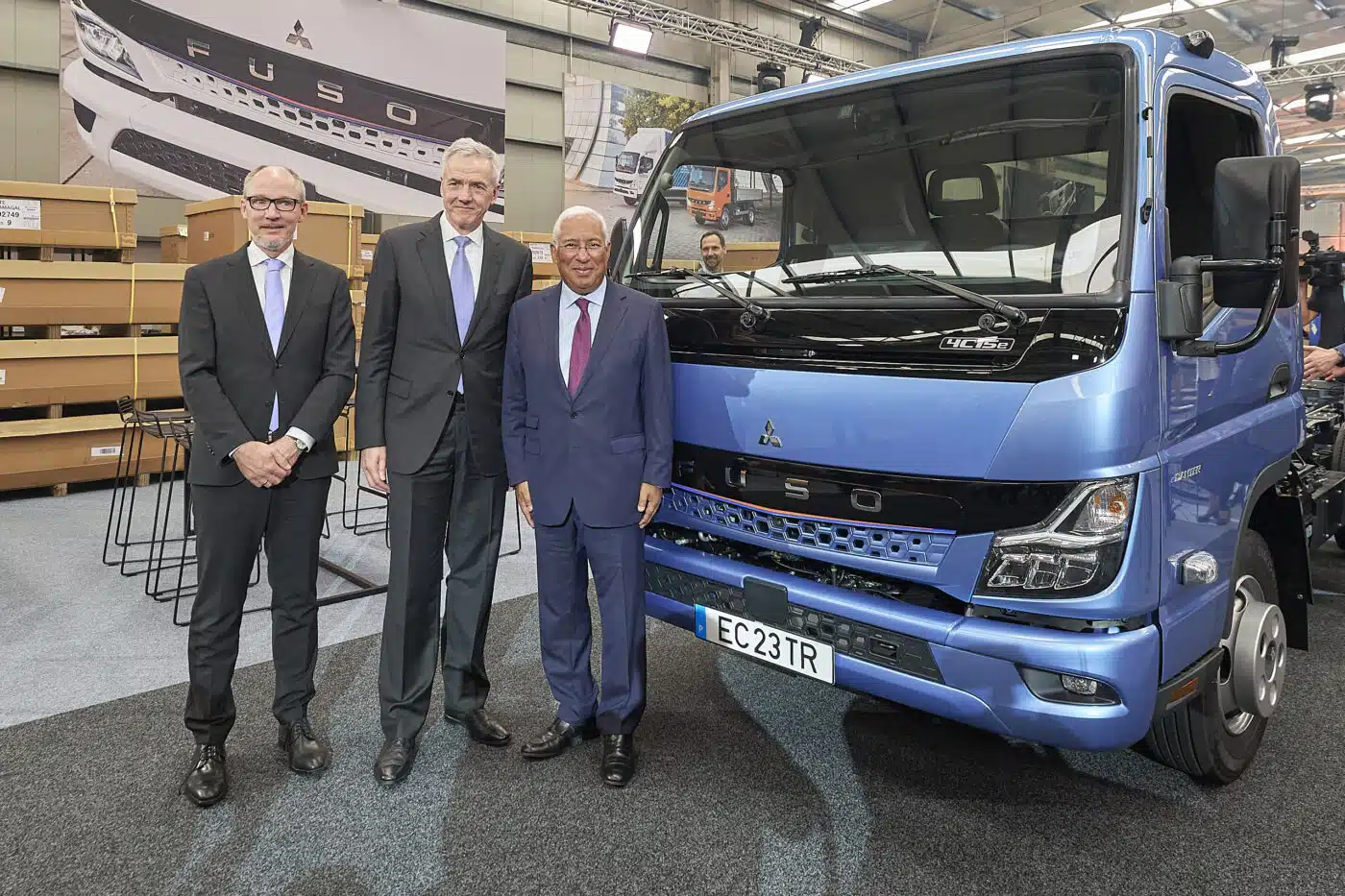 „Mit diesem Tag schreiben wir ein neues Kapitel in der Geschichte von Mitsubishi FUSO Truck Europe. Denn heute beginnt die Serienproduktion des Next Generation eCanter“, verkündete Arne Barden, CEO von Mitsubishi FUSO Truck Europe (MFTE), stolz vor über 100 Gästen aus Politik, Wirtschaft und Presse.