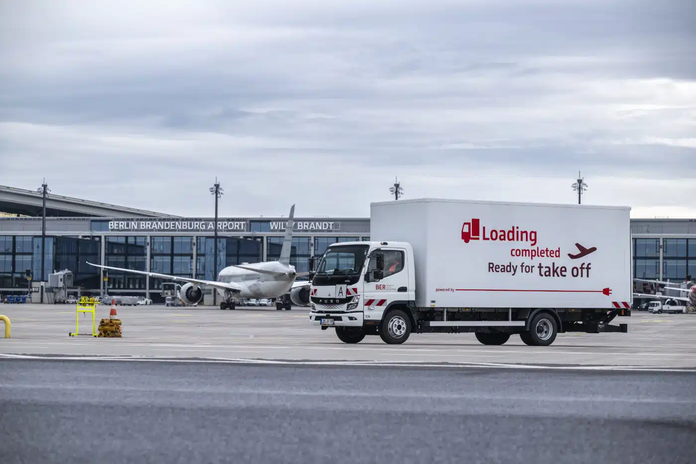 Seit eineinhalb Jahren setzt die Flughafen Berlin Brandenburg GmbH im Rahmen ihrer Nachhaltigkeitsstrategie zur Abwicklung ihrer internen Abfall- und Entsorgungslogistik auf Elektromobilität – wie sich zeigt, genau der richtige Job für den FUSO eCanter 7C18e.