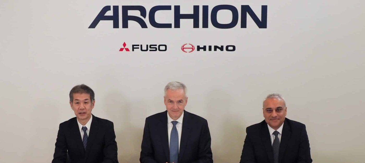 FUSO ist ein Teil der neu gegründeten ARCHION Group. Seit April 2026 vereint sie die eigenständigen Marken Mitsubishi FUSO und Hino Motors unter einem Dach, um Ressourcen und Know-how zukünftig noch besser zu nutzen.